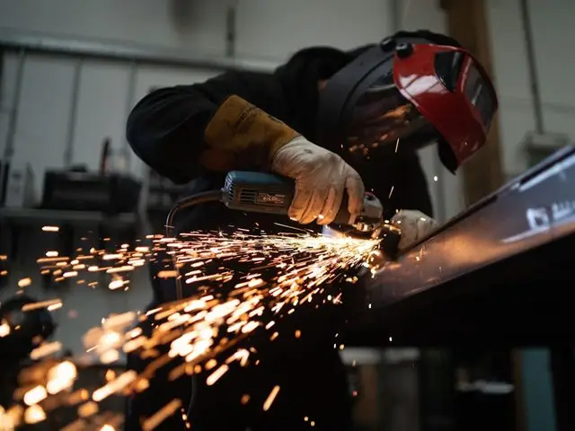 Welding operation with sparks